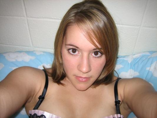 YOUNG AMATEUR SLUT LESLEY