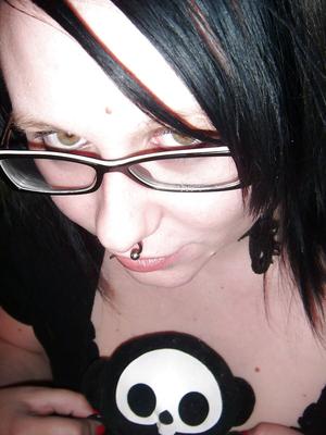 Emo-BBW mit Brille zieht sich aus