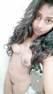 Vineetha, une jeune indienne timide et timide, selfies nus