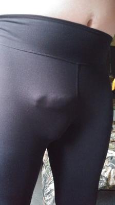 Essayer des leggings noirs