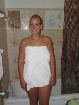 Esposa rubia en la bañera