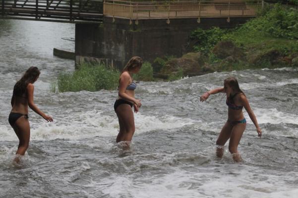 ...........,,...AMIGAS ADOLESCENTES EN BIKINI CALIENTES