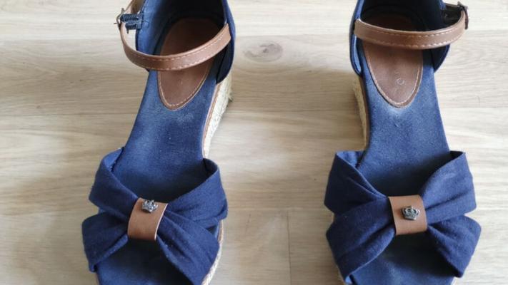 Wieder ihre blauen Sommer-Wedges, missbraucht und voller Spermaflecken