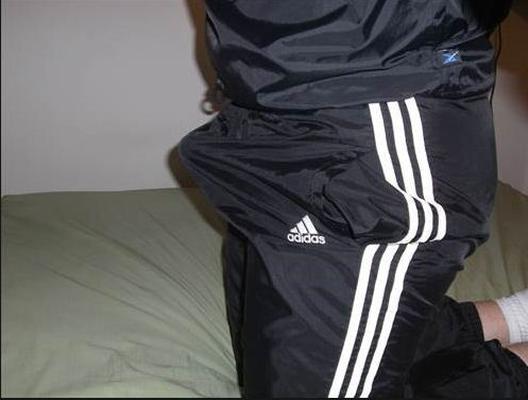 Fato de treino Adidas preto (nylon brilhante e swishy)