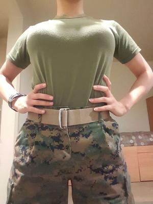 Chica del ejército mostrando sus grandes tetas