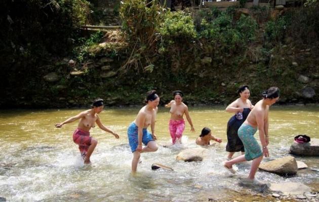 aficionados en el agua