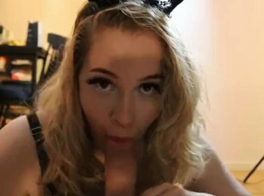 Une copine suédoise baise un autre mec et prend des photos pour son copain