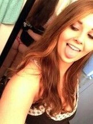 Une superbe adolescente en selfie pas aussi innocente qu'elle le paraît