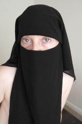 Fille britannique nue en niqab