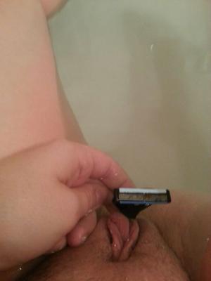 Lizzy stuffs her pregnant pussy in the tub.