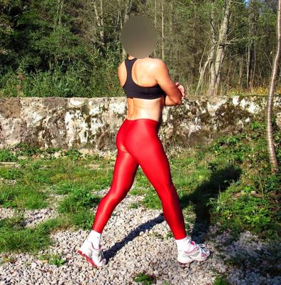 Femboy en leggings de sport sexy