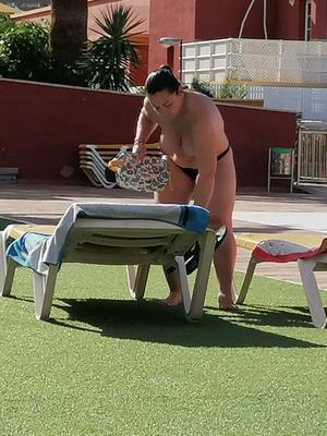 Gordinha com peitos grandes na piscina