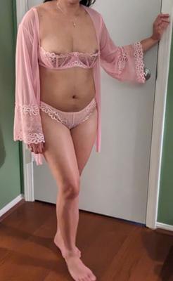 Femme philippine en lingerie rose