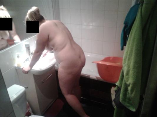 Esposa joven de Polonia baño y después del baño