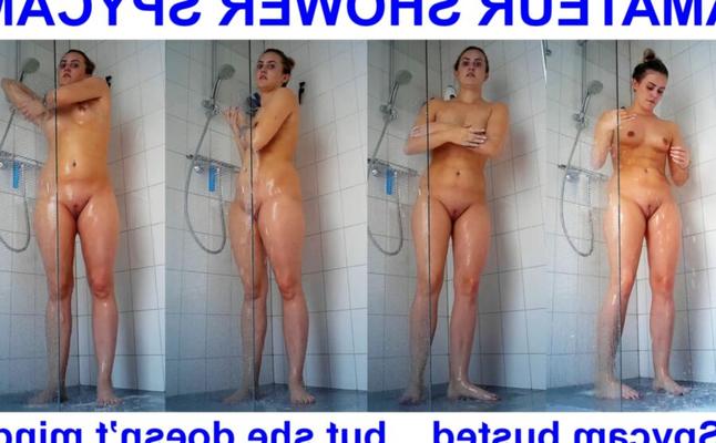 Belle douche caméra espion fille exposée