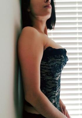 Latina amateur dans un corset