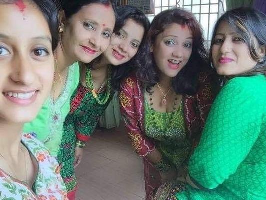 Mulheres bonitas nepalesas aleatórias