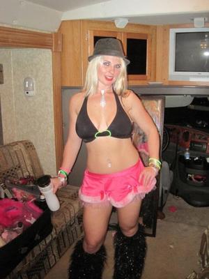 Blonde Party-Milf mit dicken Titten