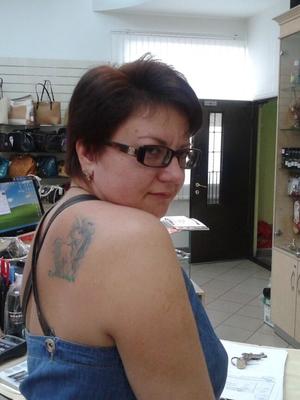 Irina madura de Moscou com tatuagem de rosa no peito