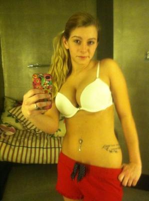 teen with big tits takes nude pics