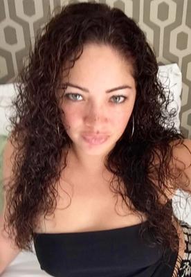 Hellhäutige nuttige puertoricanische Mami Lynette