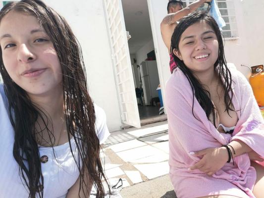 - Novia gorda y peluda después de la piscina.