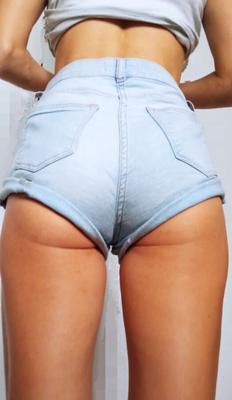 Asiática petite MILF sexy em shorts jeans provocando