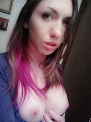 Sexy amateur con enormes tetas y siempre exponiéndose