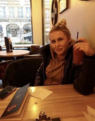 Chav Scouser Kate se frotte la chatte rasée après une soirée