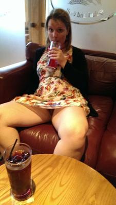 Hast du noch mehr von dieser robusten Upskirt-UK-MILF im Pub??