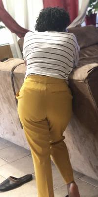 Plans sournois d'une amie en pantalon jaune avec son butin musclé