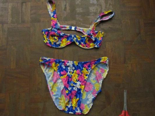 El bikini con sujetador foral se encuentra con las tijeras y se corta