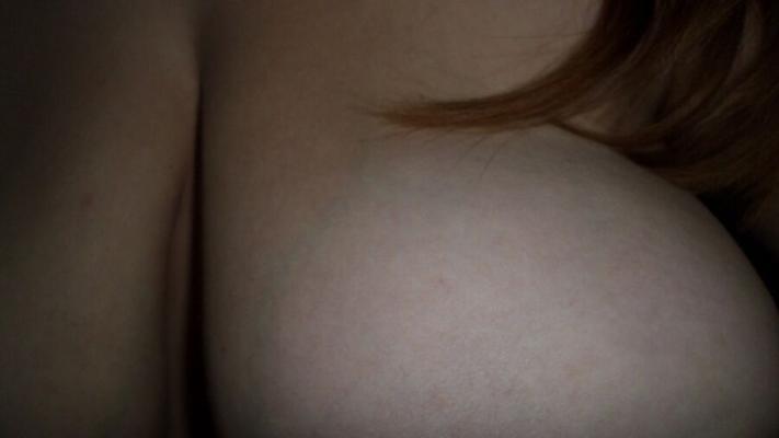 Racheal habillée en femme de ménage coquine