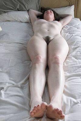 Femme pâle posée et exposée