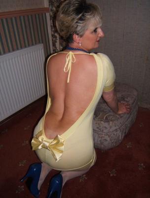 Elegant MILF shows off her Cunt