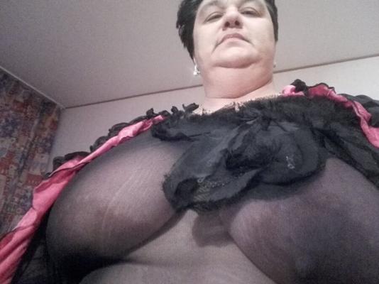 Allemande mature aux gros seins Andera exposée !