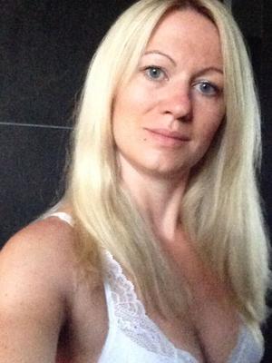 Junge blonde dünne MILF posiert