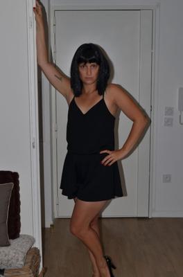 Sexy MILF francesa vestido negro