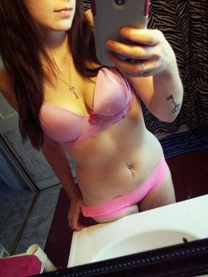 Fuite d'un soutien-gorge et d'une culotte roses piratés nsfw selfshot