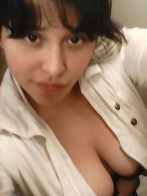 Adolescente latina de grandes tetas