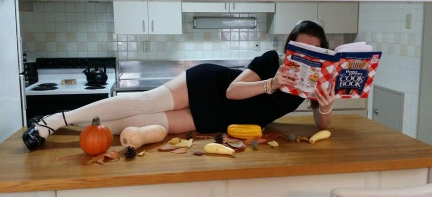 Petite femme en chaussettes blanches s'ébattre dans la cuisine