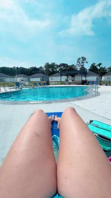 Vue de jour sur la piscine d'une femme MILF. 