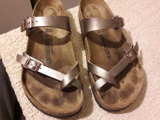 Pinkeln und abspritzen auf Birkenstock