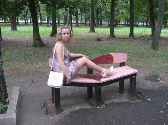 A vagabunda russa Yana Kharitonova posando no campo e em casa