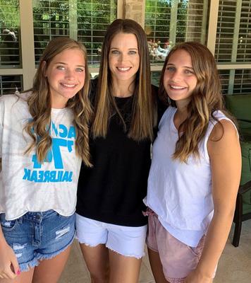 Maman sexy et ses deux filles adolescentes, ensemble !