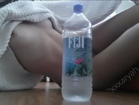 Jajaja aparentemente agua de Fiji = desnudez para mí