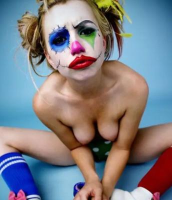 filles portant un visage de clown