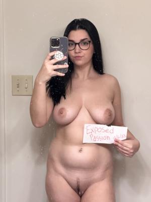 Katie aka Kateanon pumping her pussy