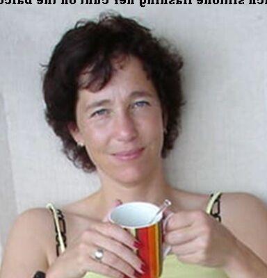 Simone holandesa con una buena taza de té.