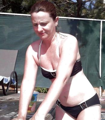 MILF in verschiedenen Bikinis